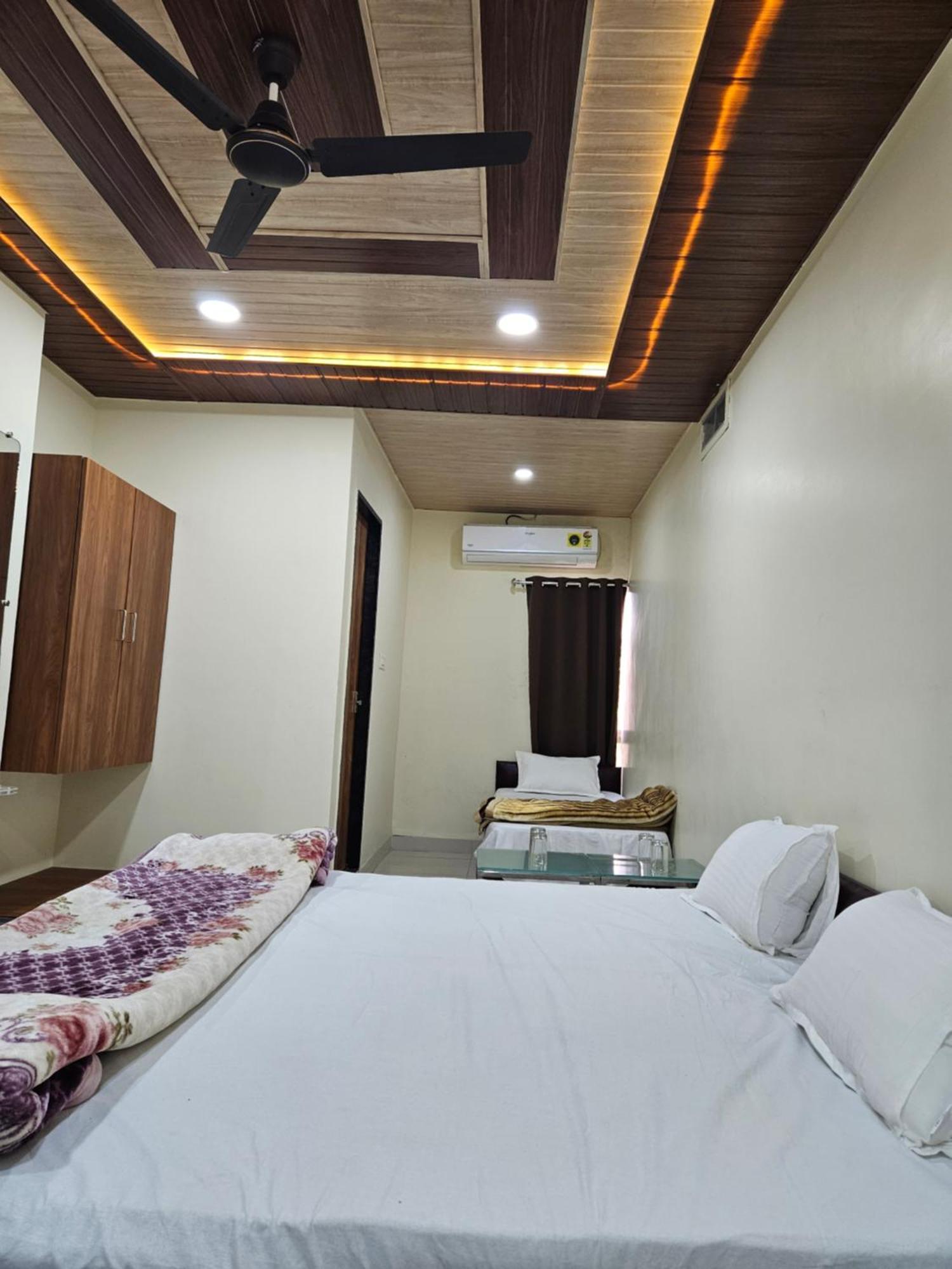 Shri Shiv Ganga Bhakt Niwas Hotel Ujjain Exterior photo